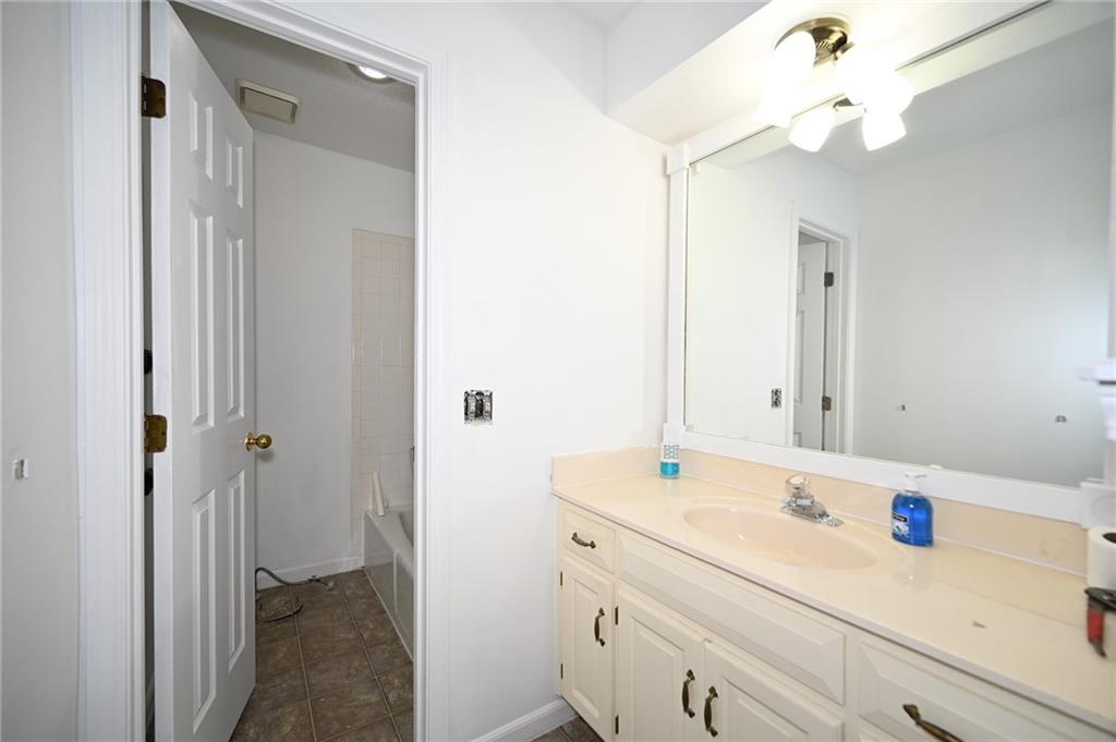 8229 Northwest Barrybrooke Court Kansas City, MO 64151 - Photo 16 of 24