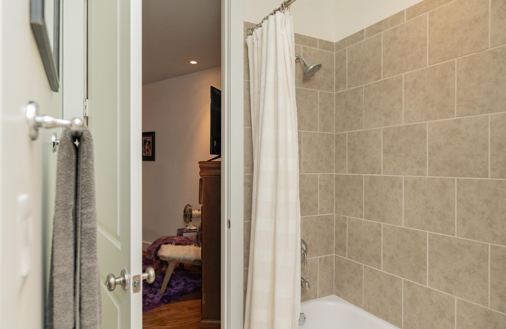 4 Cherokee Blvd., Unit 314 Chattanooga, TN 37405 - Photo 23 of 62 Tiled 2nd bathroom