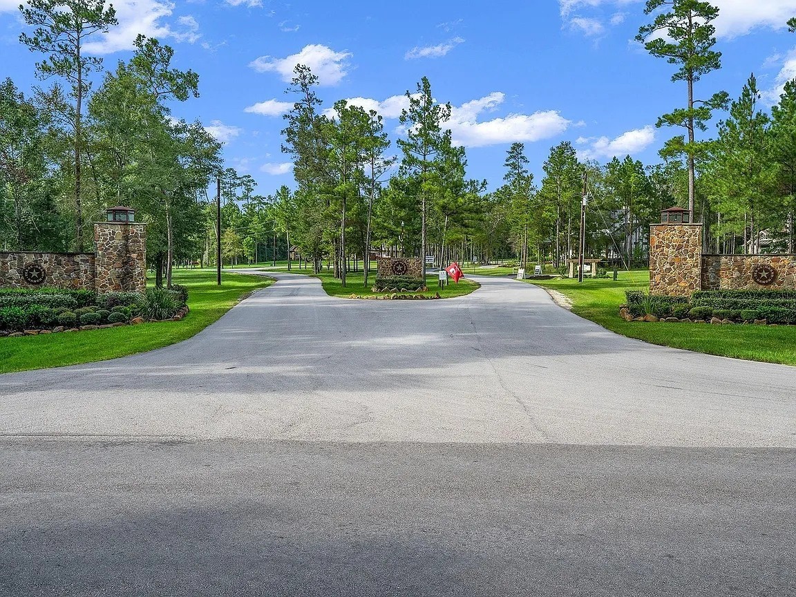 167 B Winchester Road Huntsville, TX 77340 - Photo 8 of 25 a view of a house with a street