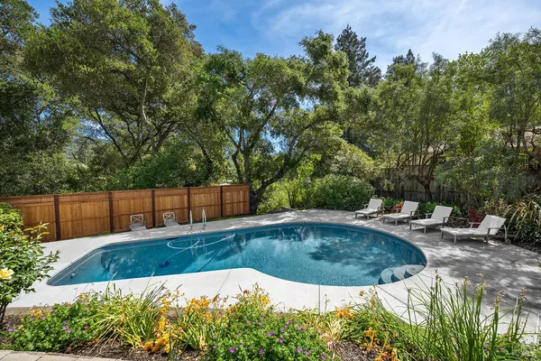 a view of a backyard