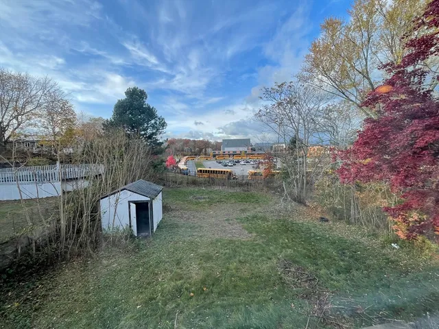a view of a yard in front of the house