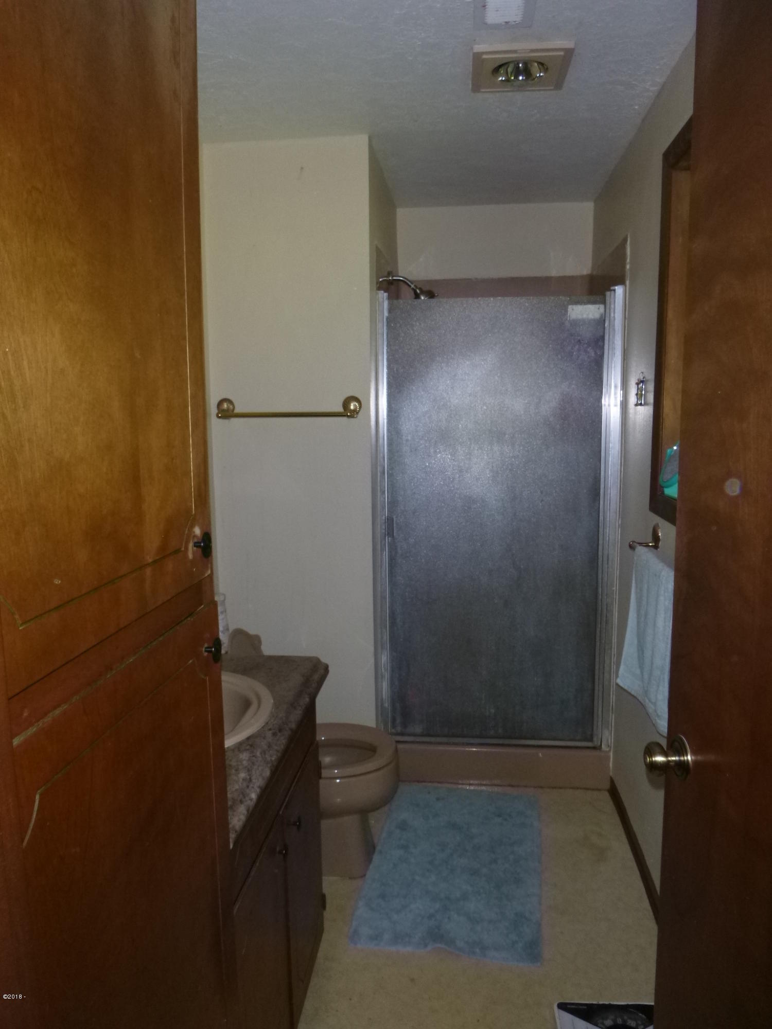 3023 Yasek Loop Toledo, OR 97391 - Photo 19 of 20 Bath