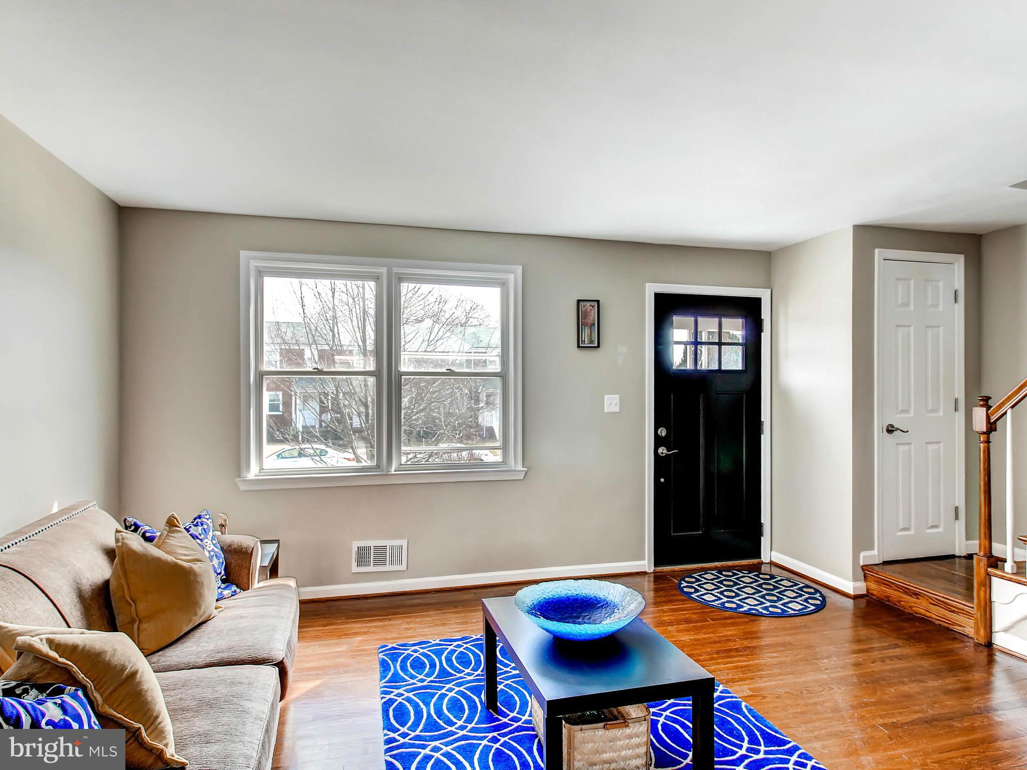 118 Garden Ridge Road Catonsville, MD 21228 - Photo 6 of 28 Living Room