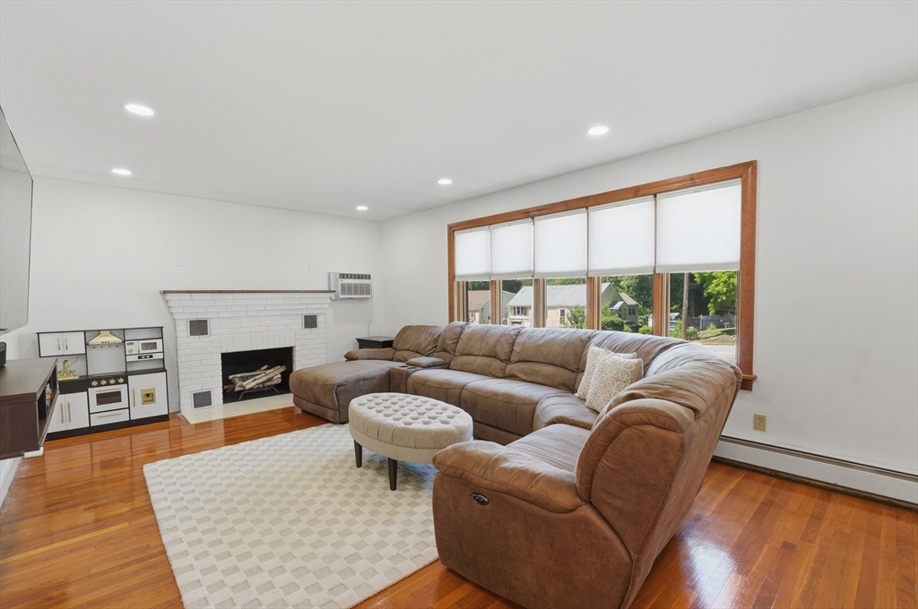 479 Massasoit Road Worcester, MA 01604 - Photo 5 of 27
