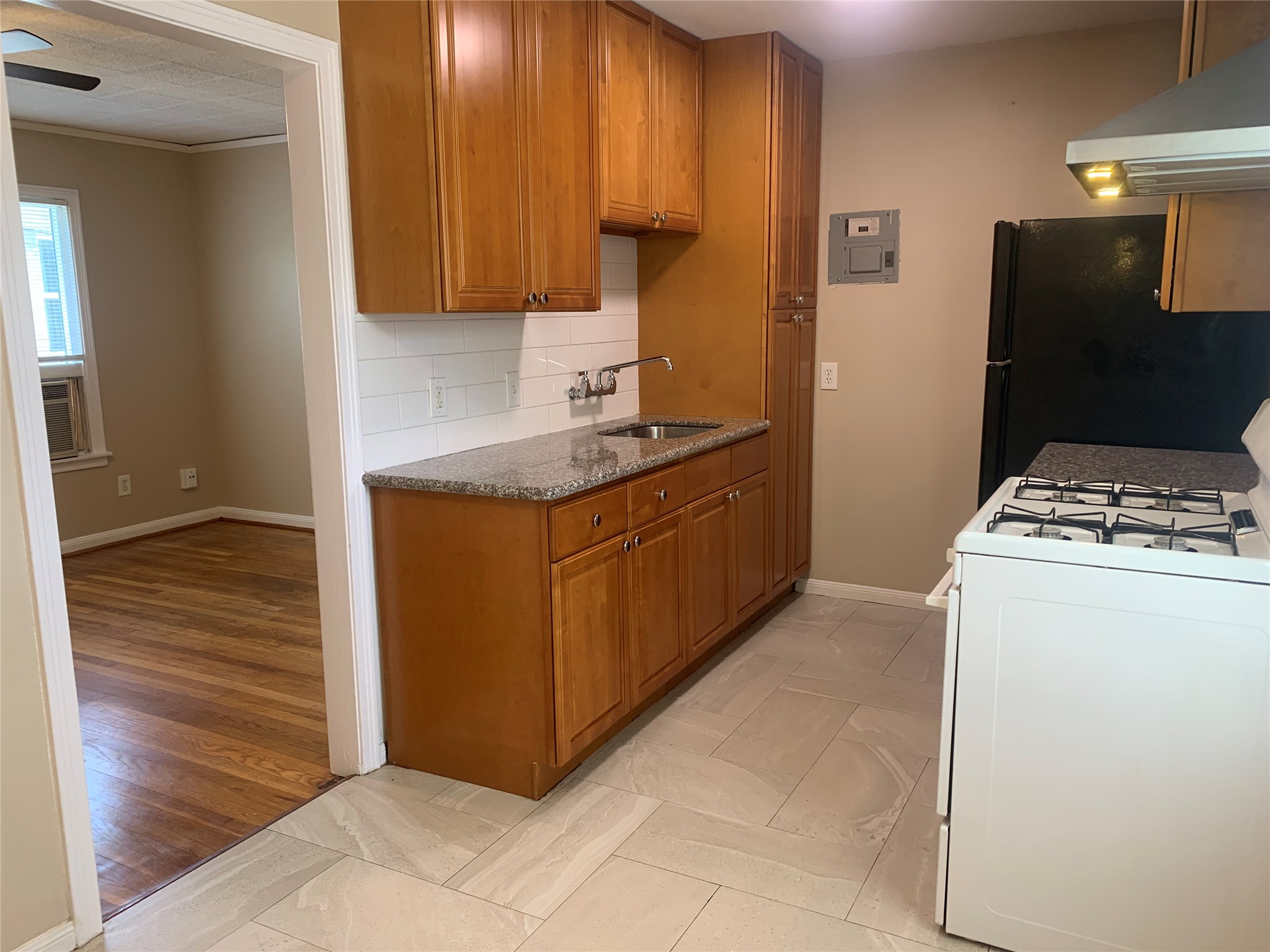 307 Avondale Street, Unit 2 5 Houston, TX 77006 - Photo 12 of 30 Kitchen opens to living room.
