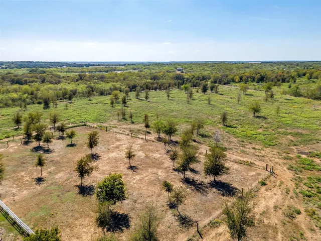 a view of a yard with a house