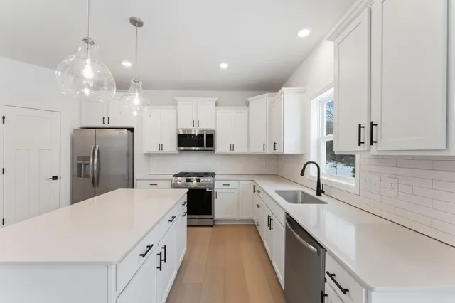 $589,580 | 7554 Upper 42nd Street North, Oakdale, MN 55128