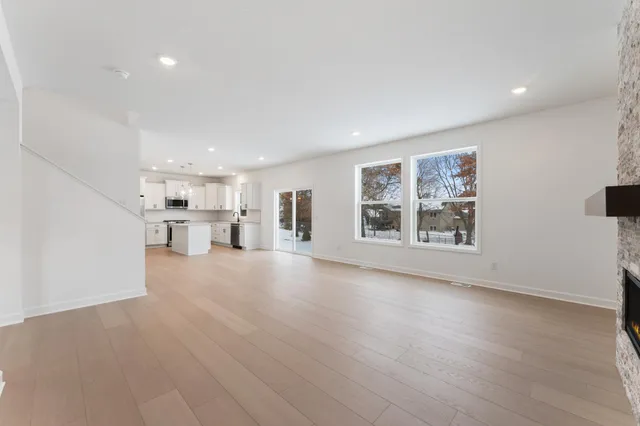 $589,580 | 7554 Upper 42nd Street North, Oakdale, MN 55128