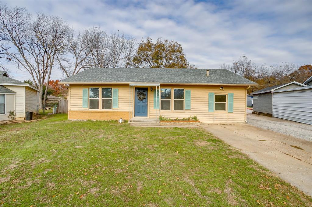a view of a yard in front of a house
