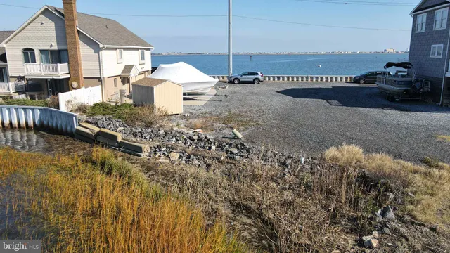 a view of a house with backyard and roof