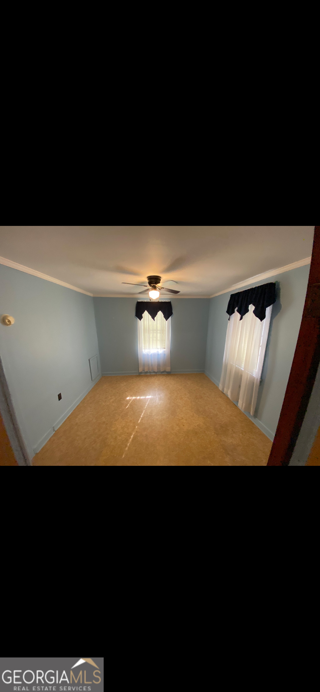 342 East Allen Street Baxley, GA 31513 - Photo 6 of 9 a view of room with a flat screen tv