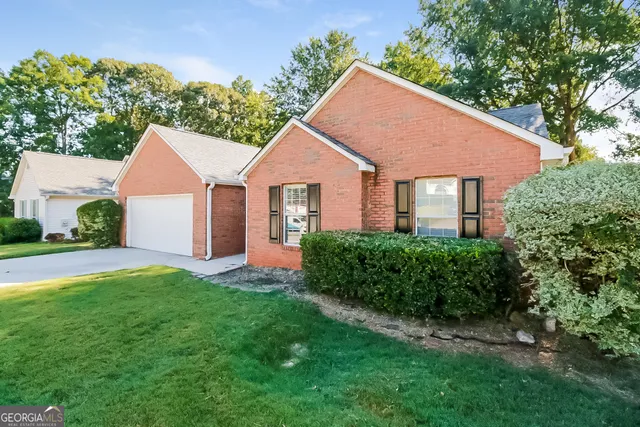 a view of a yard in front of house