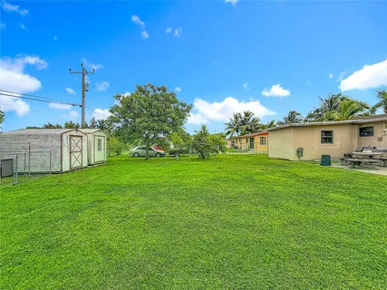 a view of a house with backyard and garden