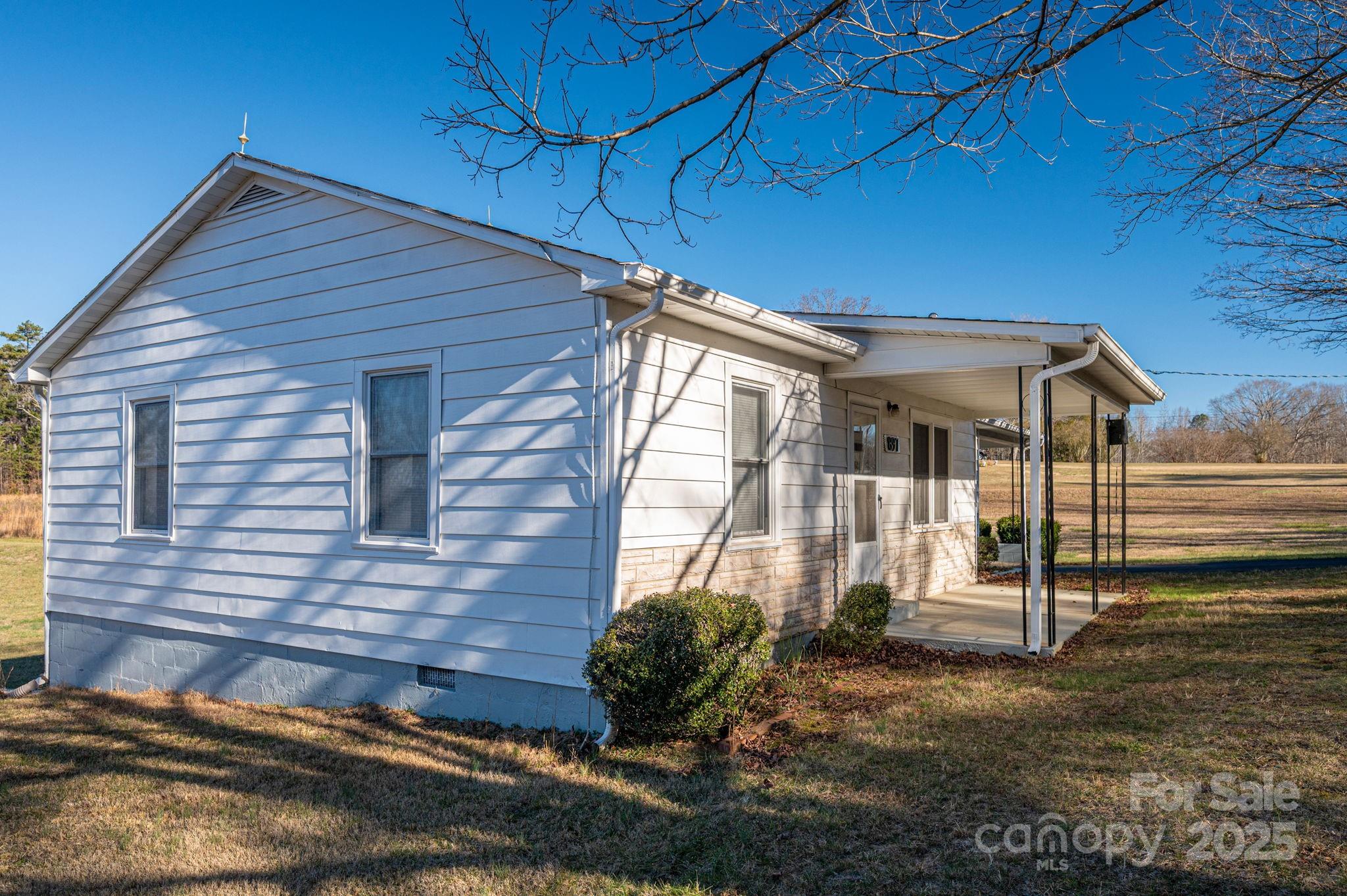 897 Calloway Road Lincolnton, NC 28092 - Photo 10 of 40 a front view of a house with garden