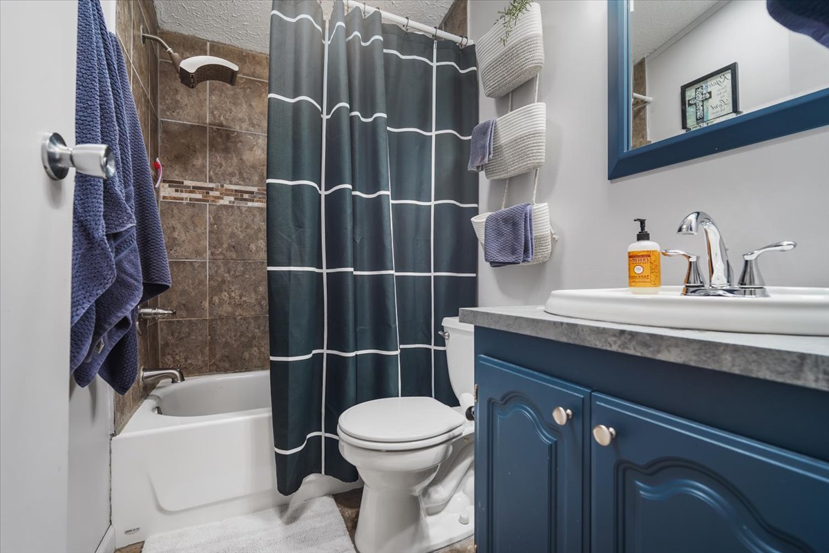 602 West 6th Street Minonk, IL 61760 - Photo 17 of 32 a bathroom with a sink a toilet and shower