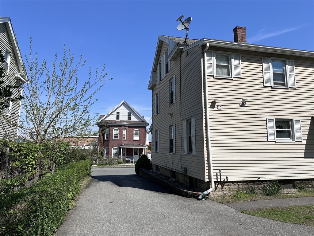 27 Abbey Street Chicopee, MA 01013 - Photo 6 of 21