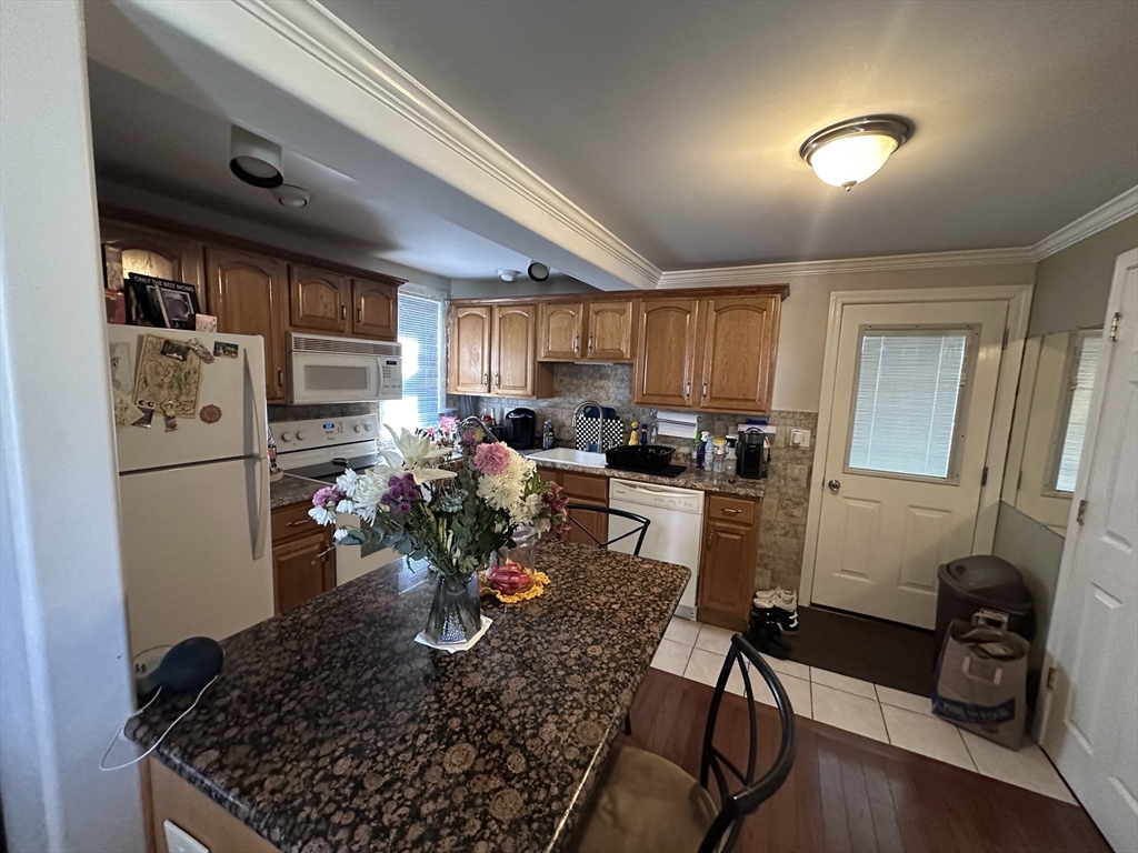 27 Abbey Street Chicopee, MA 01013 - Photo 10 of 21