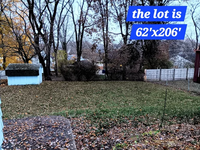 a sign that is sitting on a brick wall