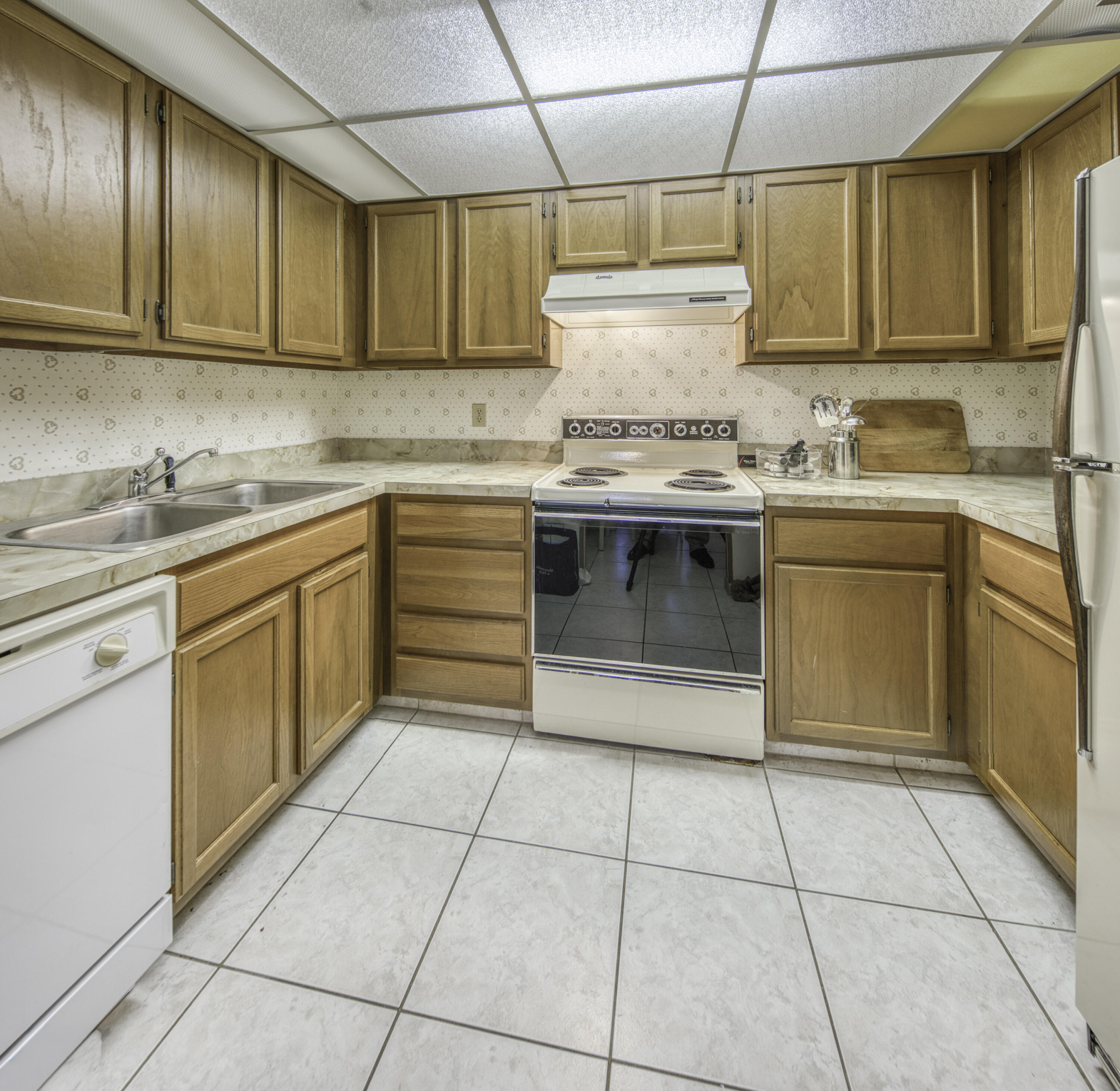 815 Andrew Redding Road, Unit 302 Lantana, FL 33462 - Photo 5 of 13 4R7A2002_hdr_panorama