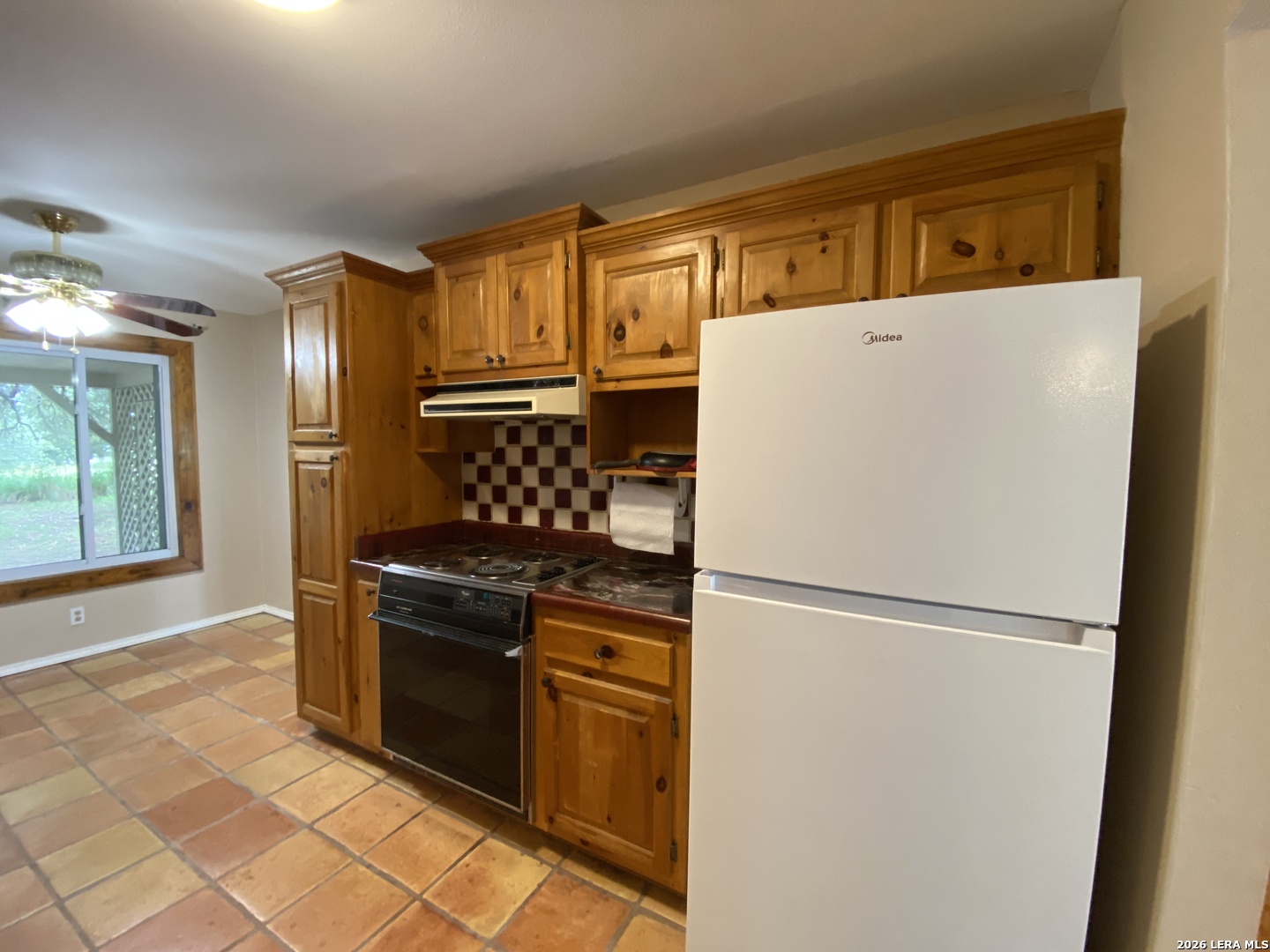 60 Wisdom Road Pleasanton, TX 78064 - Photo 18 of 29 a kitchen with granite countertop a refrigerator and a stove