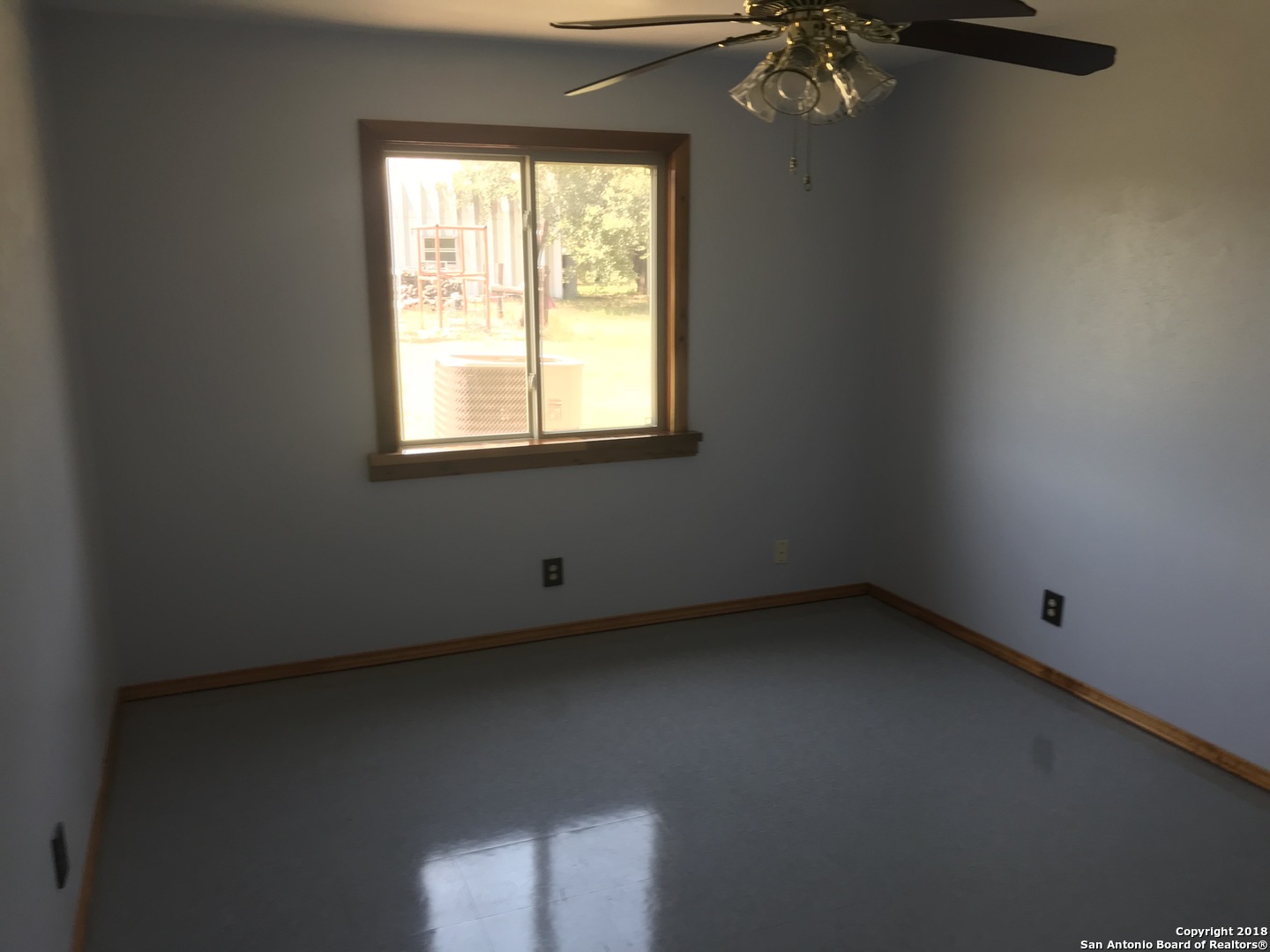 60 Wisdom Road Pleasanton, TX 78064 - Photo 6 of 29 an empty room with a window