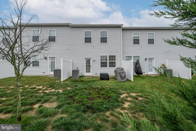 a view of house with garden and tall trees