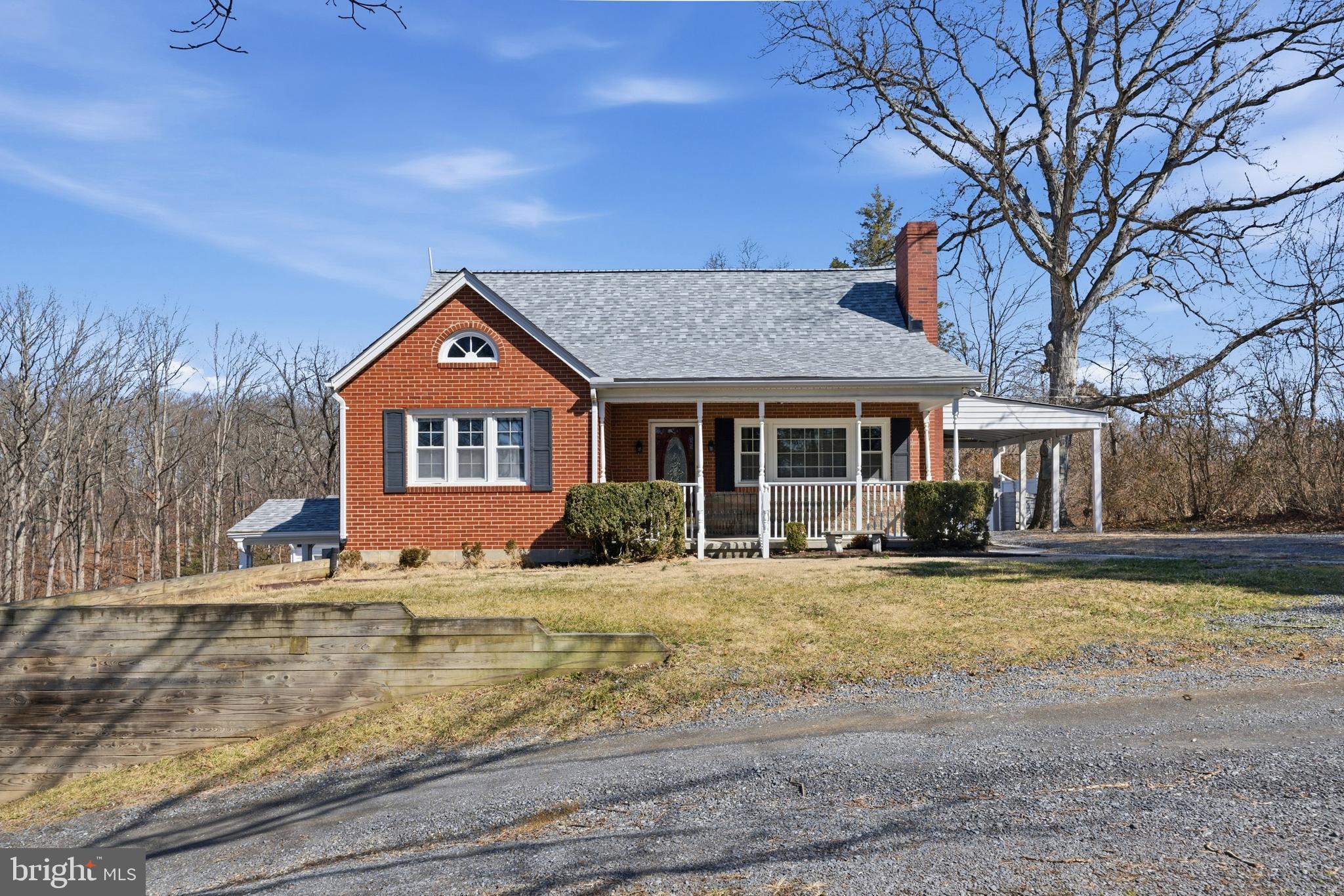 Approx 2.94 acres & 2,200 finished Sq Ft
​