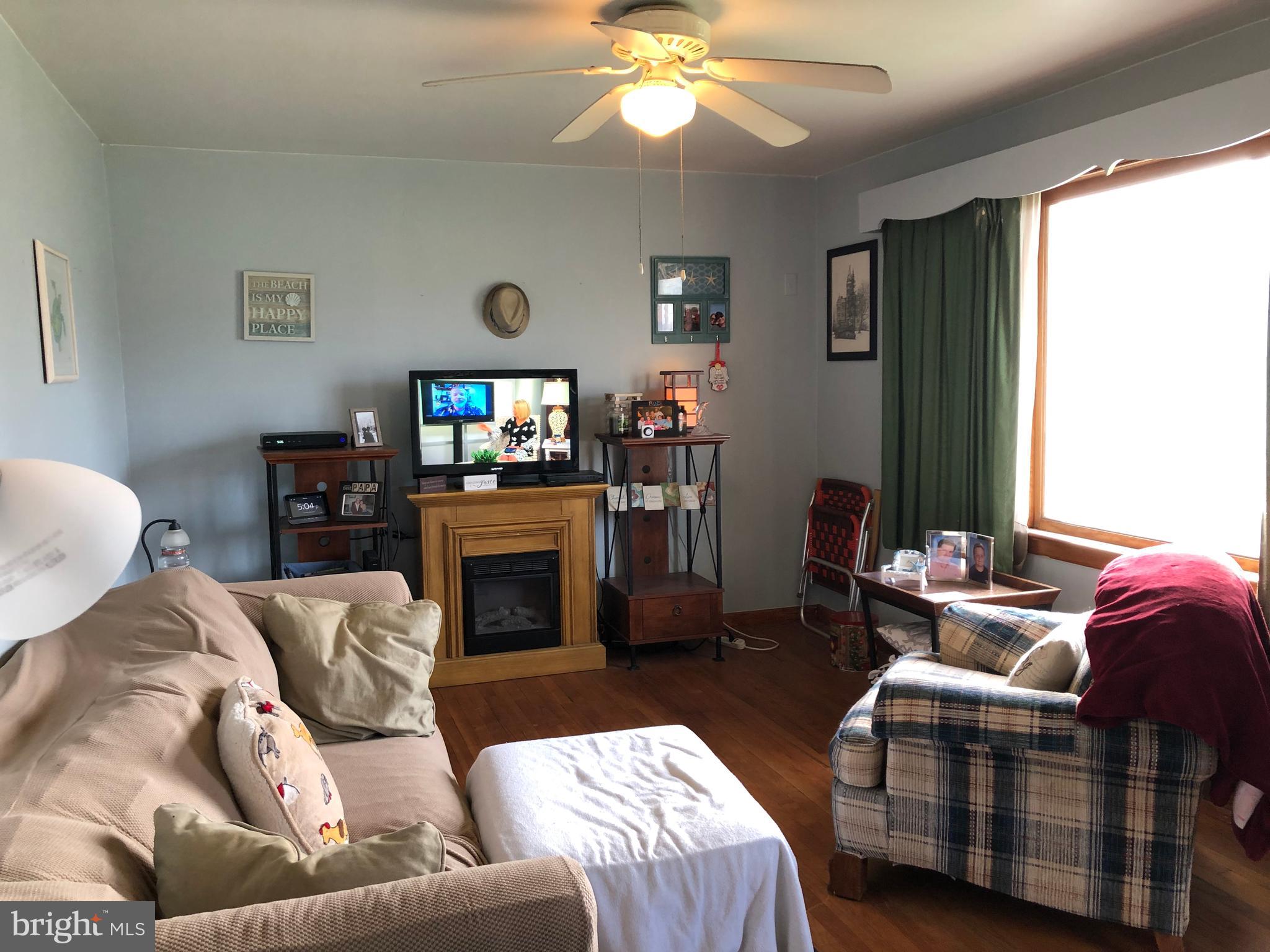 10692 Georgetown Road Laurel, DE 19956 - Photo 6 of 23 Spacious Living room w/ hardwood floors!