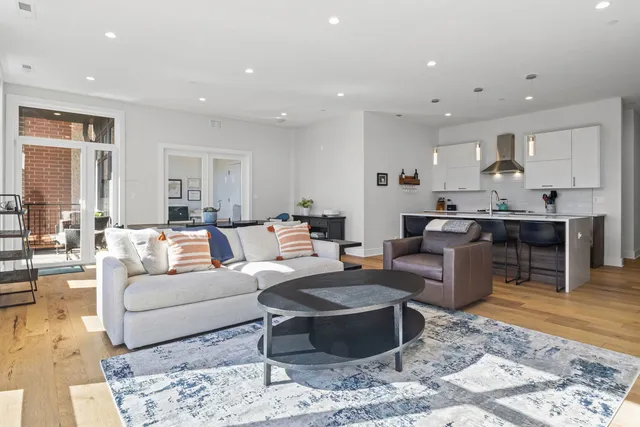 $675,000 | 1824 West Foster Avenue, Unit 302, Chicago, IL 60640