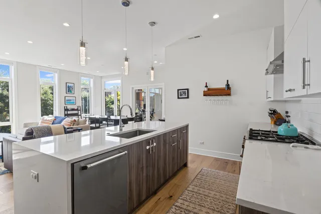 $675,000 | 1824 West Foster Avenue, Unit 302, Chicago, IL 60640