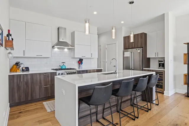 $675,000 | 1824 West Foster Avenue, Unit 302, Chicago, IL 60640