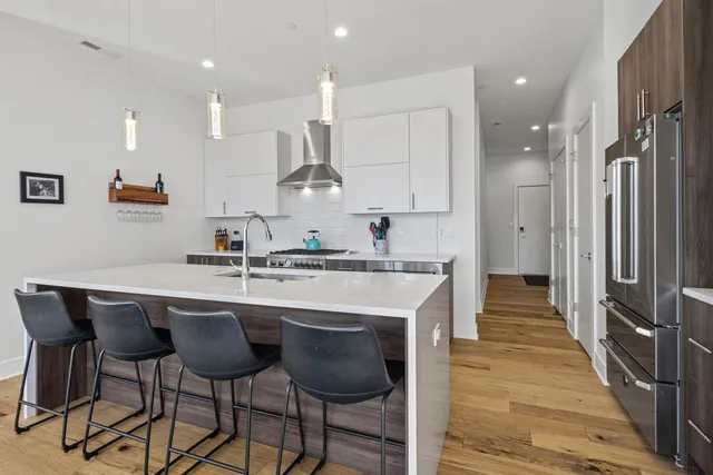 $675,000 | 1824 West Foster Avenue, Unit 302, Chicago, IL 60640