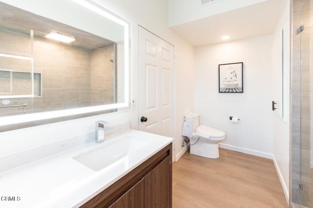 11829 Gateway Boulevard, Unit 2 Los Angeles, CA 90064 - Photo 11 of 15 bathroom