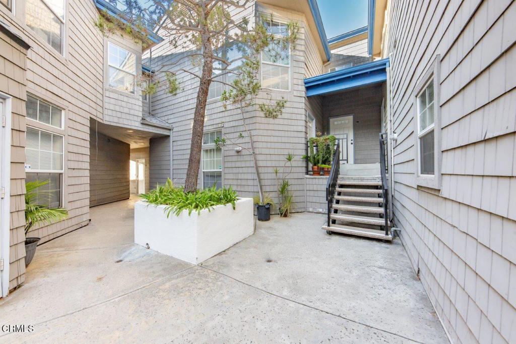 11829 Gateway Boulevard, Unit 2 Los Angeles, CA 90064 - Photo 13 of 15 door