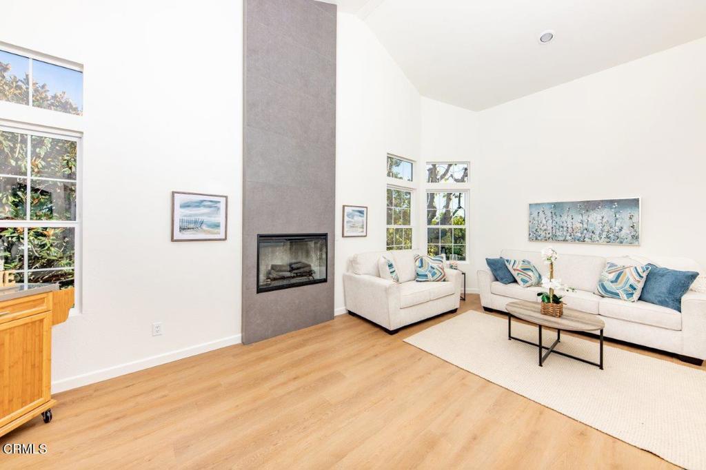 11829 Gateway Boulevard, Unit 2 Los Angeles, CA 90064 - Photo 2 of 15 living room 4
