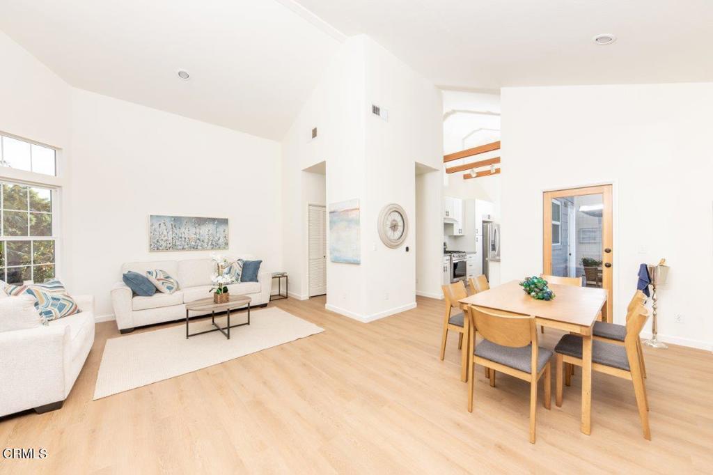 11829 Gateway Boulevard, Unit 2 Los Angeles, CA 90064 - Photo 3 of 15 living room