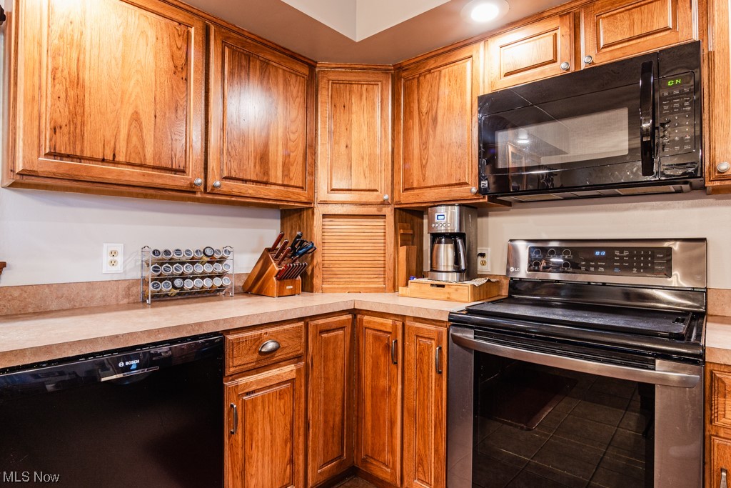 28309 Township Line Road East Rochester, OH 44625 - Photo 9 of 35 Beautiful cabinets