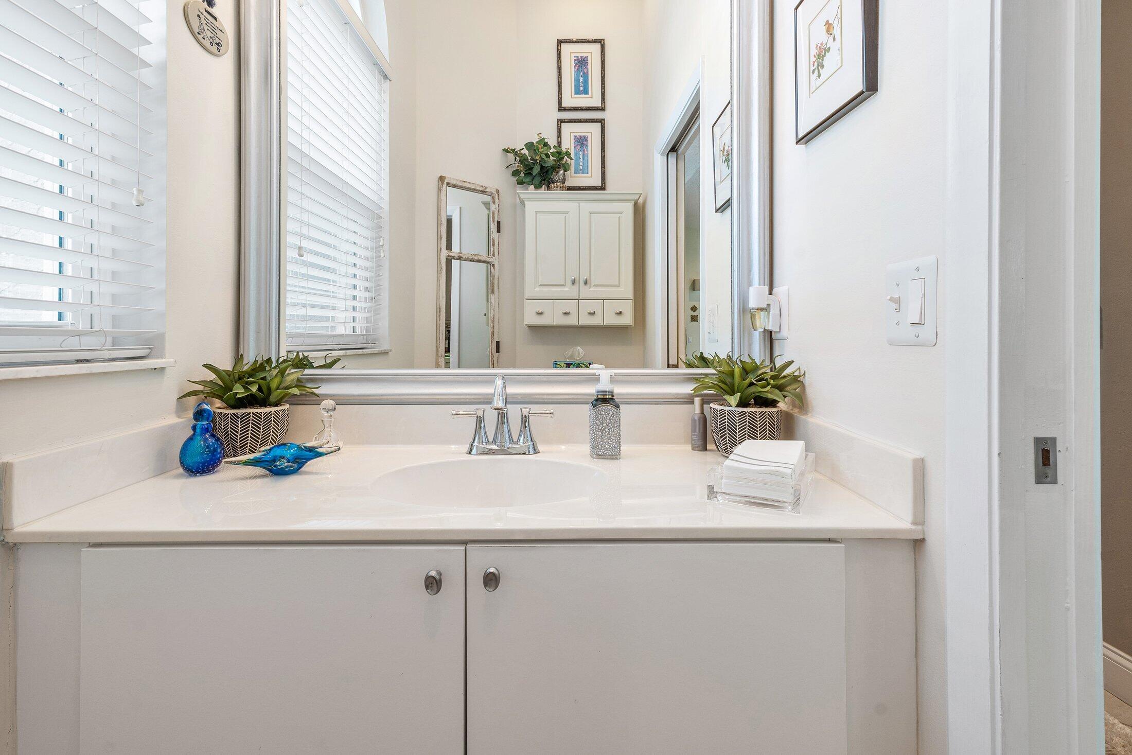17275 Antigua Point Way Boca Raton, FL 33487 - Photo 27 of 64 Guest Bathroom