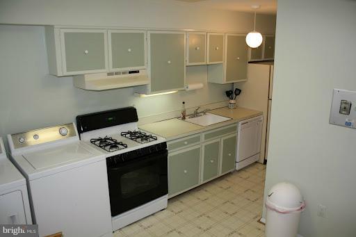 9822 Georgia Avenue, Unit 19201 Silver Spring, MD 20902 - Photo 10 of 14 a kitchen with a stove and a sink