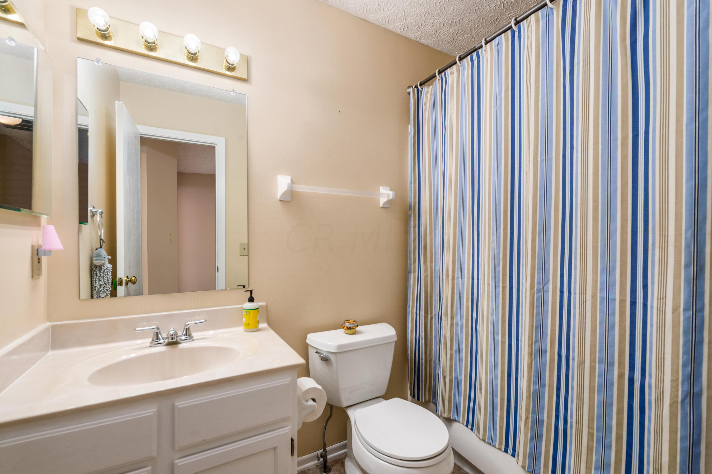 2963 Crocker Run Road Grove City, OH 43123 - Photo 19 of 38 2nd floor main bath