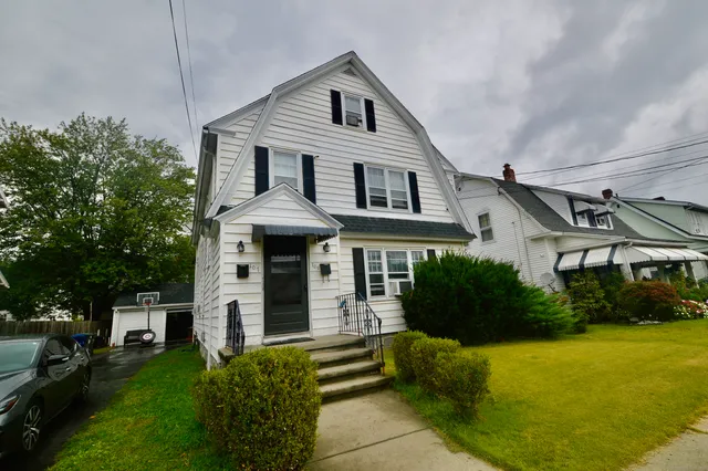 $1,900 | 105 Beardsley Park Terrace, Bridgeport, CT 06610