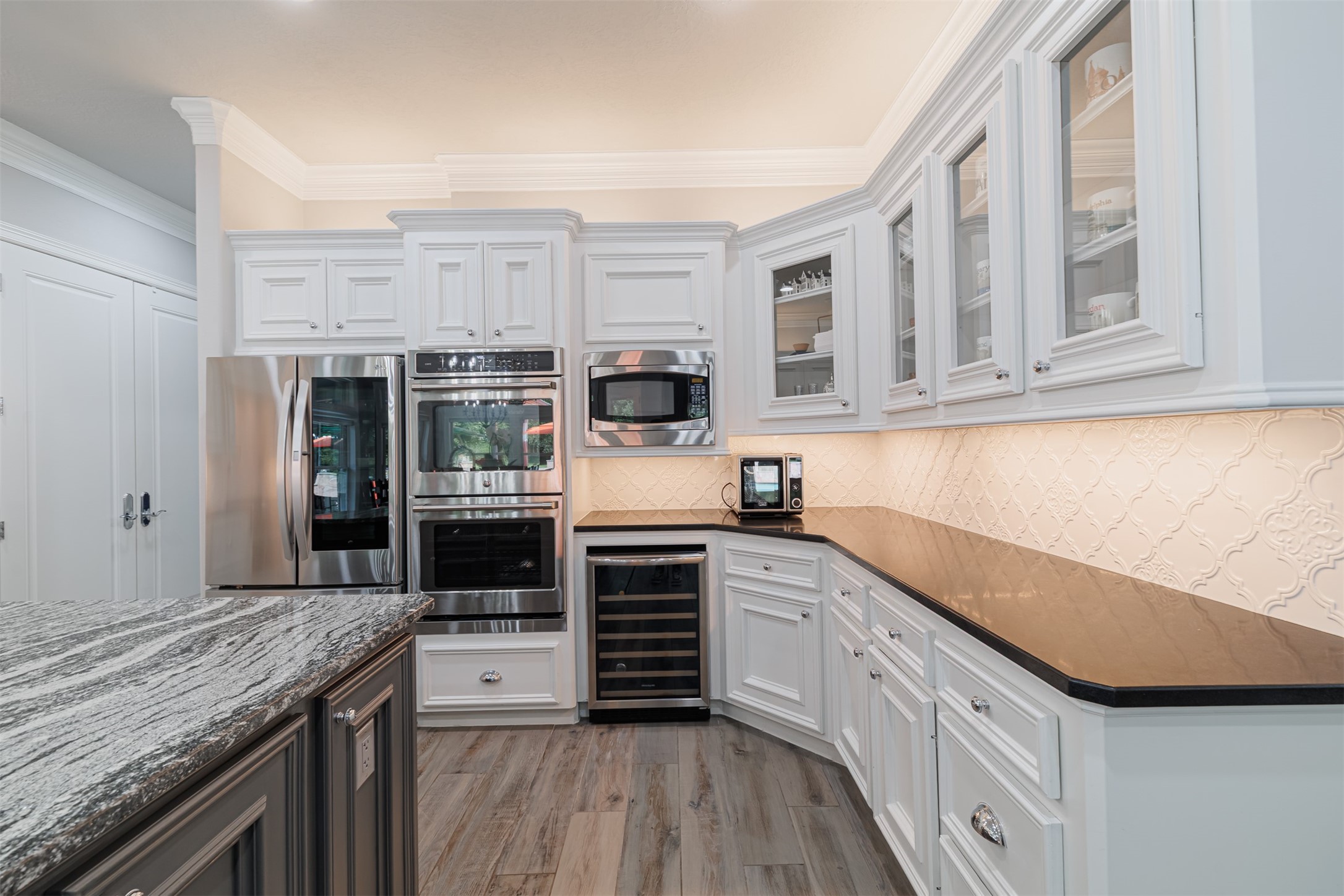 16636 Stonecrest Drive Conroe, TX 77302 - Photo 29 of 40 Whether it’s your first sip of morning coffee or a toast to something special, this corner of the kitchen whispers calm, elegance, and all the little pleasures of home.
