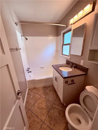 $1,850 | 208 Granada Avenue, Unit 210B, Long Beach, CA 90803