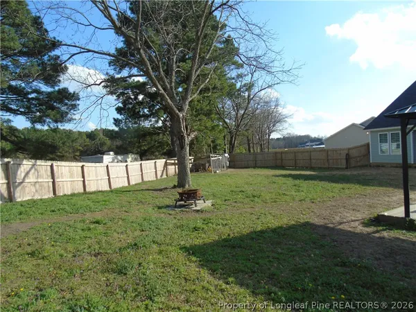 a view of a backyard
