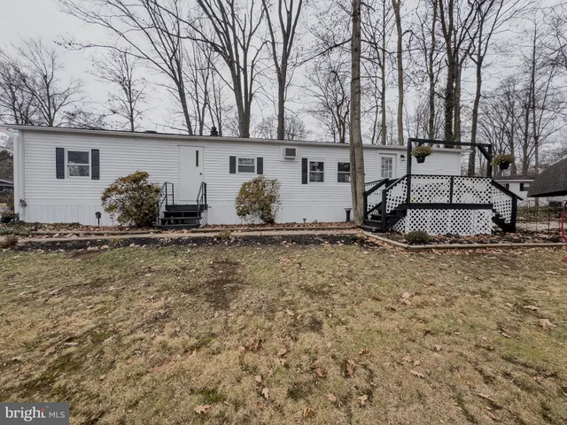 a view of a house with backyard and tree