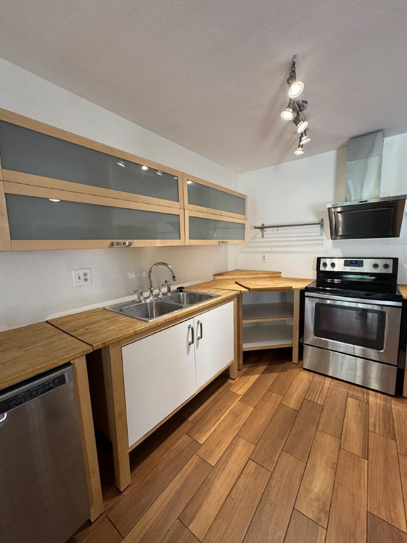 5525 East Thomas Road, Unit F1 Phoenix, AZ 85018 - Photo 2 of 14 a kitchen with a sink appliances and cabinets