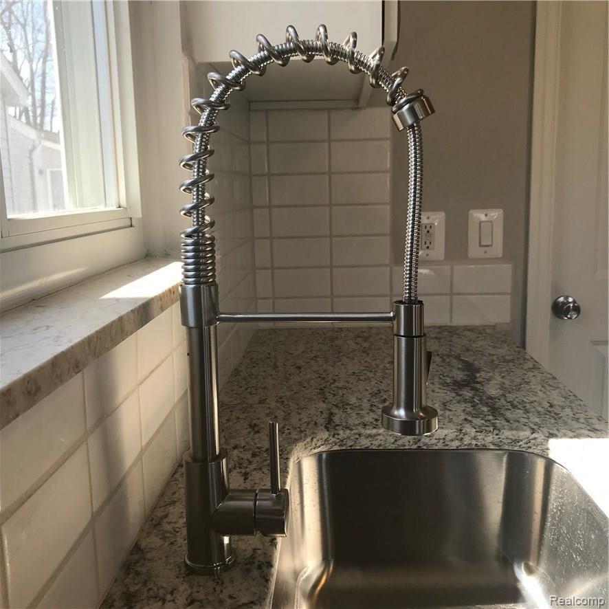 20127 Rensellor Street Livonia, MI 48152 - Photo 6 of 17 IMG_8103.JPG