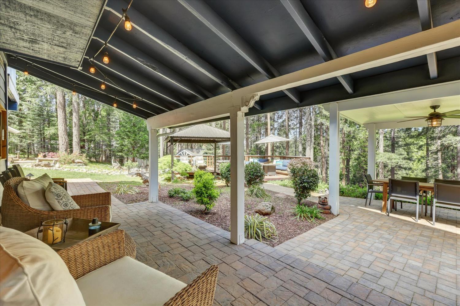 19793 Scotts Flat Road Nevada City, CA 95959 - Photo 40 of 50 a living room with furniture