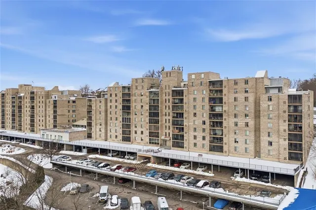 $199,900 | 2160 Greentree Road, Unit 604W, Pittsburgh, PA 15220