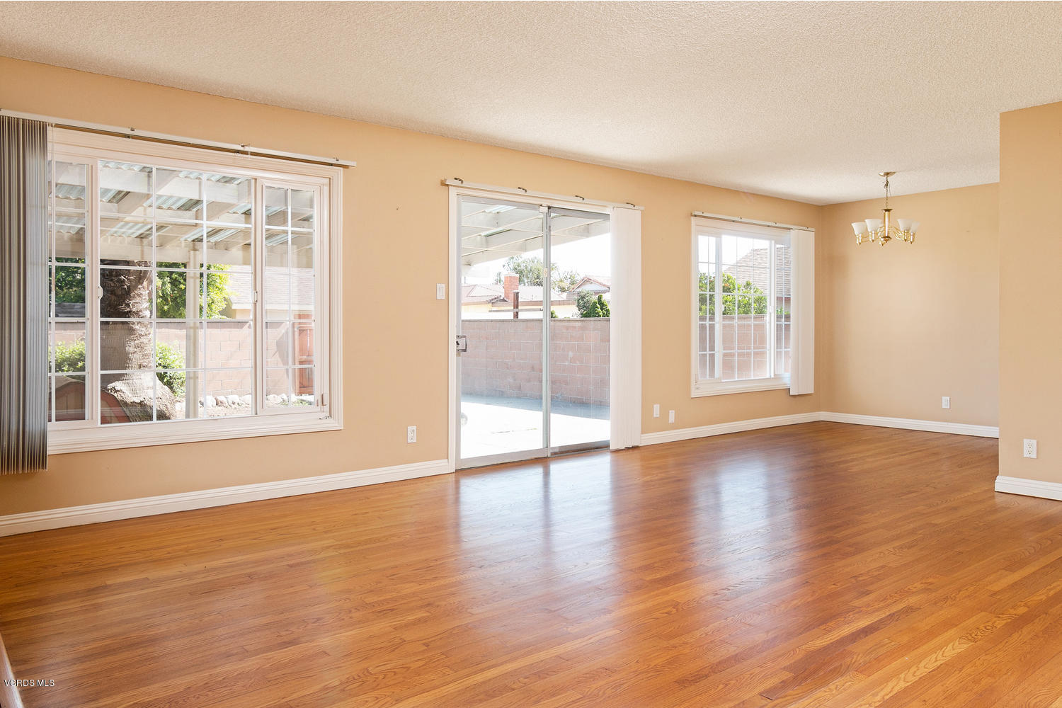 1119 West Roderick Avenue Oxnard, CA 93030 - Photo 2 of 26 1119 W Roderick Ave-004-007-LivingDining